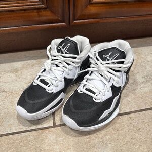 Nike Kyrie Infinity Black White Basketball Shoes Youth Size 4